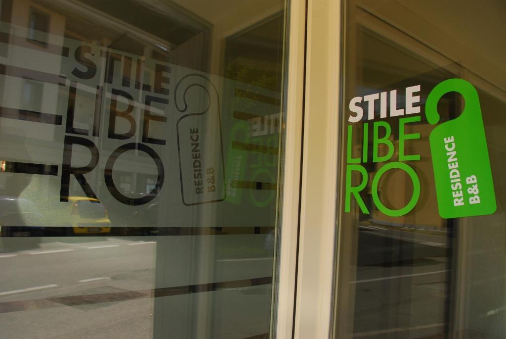 Stile Libero Bed & Breakfast Orio al Serio Exterior photo A green "Style" sign on a door at a hotel